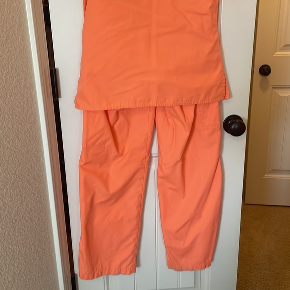 XS peach Spread Good Cheer cargo scrub outfit - Picture 7 of 12